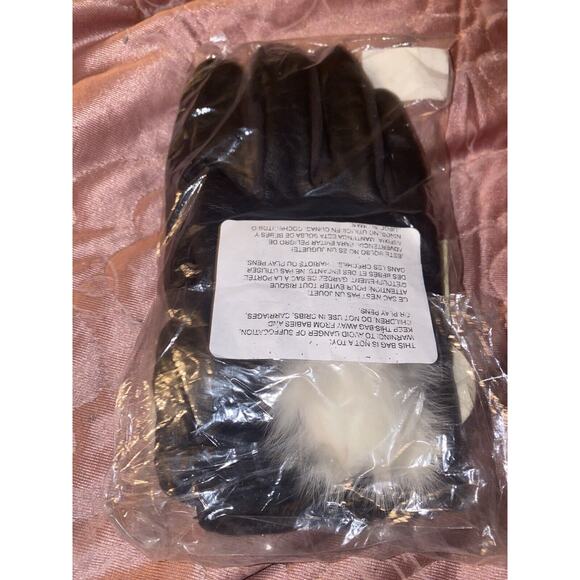 Fownes Brothers Lord &Taylor Black Leather Gloves Rabbit Fur Pom Touchscreen NWT - Picture 3 of 10